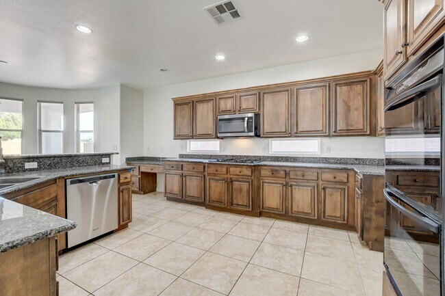 Building Photo - Single Family Home on 20k SQFT Lot in Gated Community