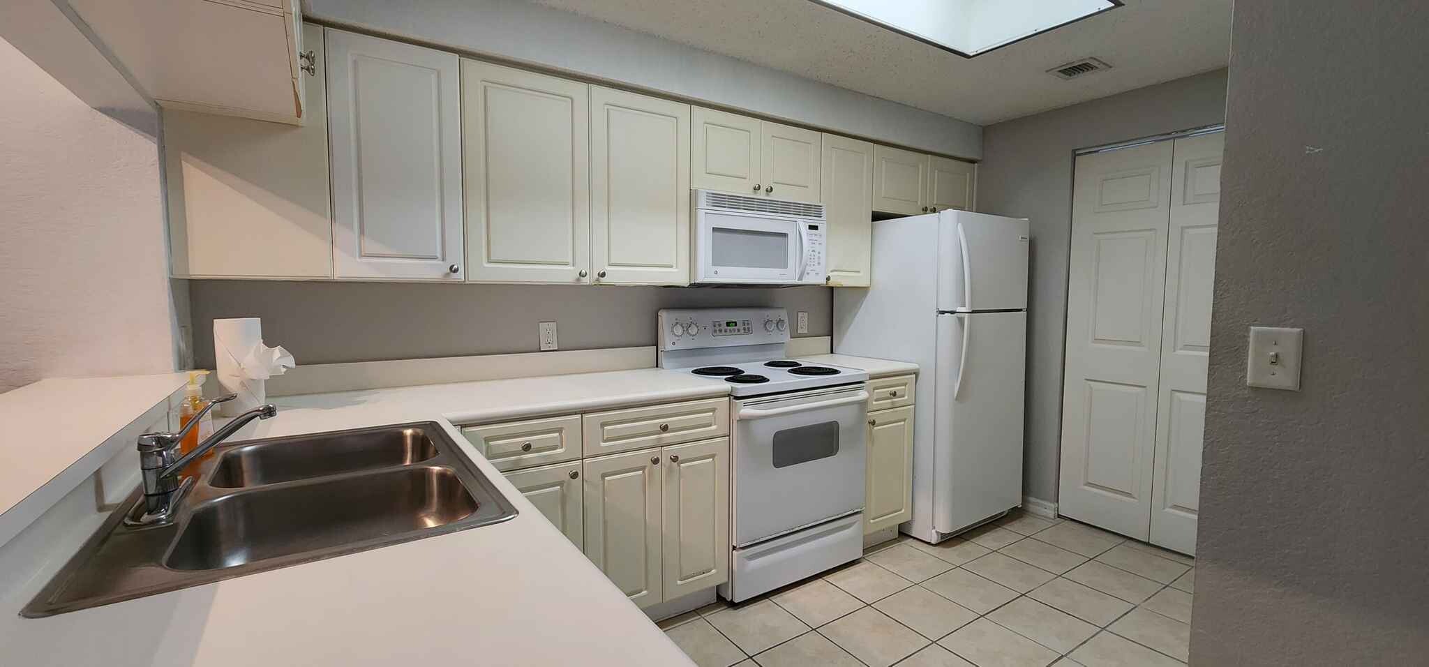 Building Photo - 3022 Alcazar Plz