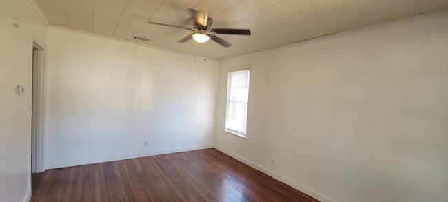 Building Photo - Spacious Two Bedroom Cottage with Central Air & Heat