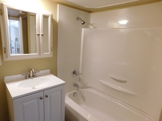 Building Photo - 2Bd/1Ba Single Story House - Available to ...