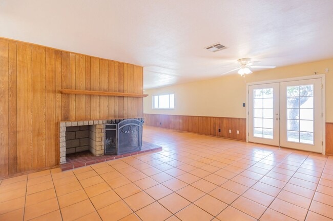 Building Photo - 3 Bedroom 2 Bath Home