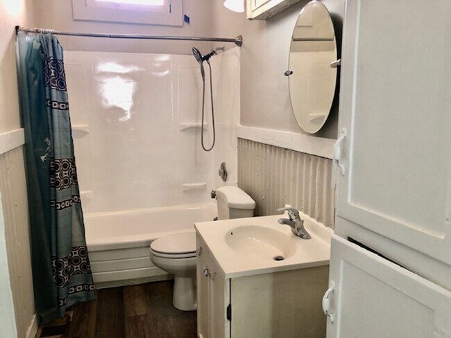 Building Photo - 548 E Pearl St