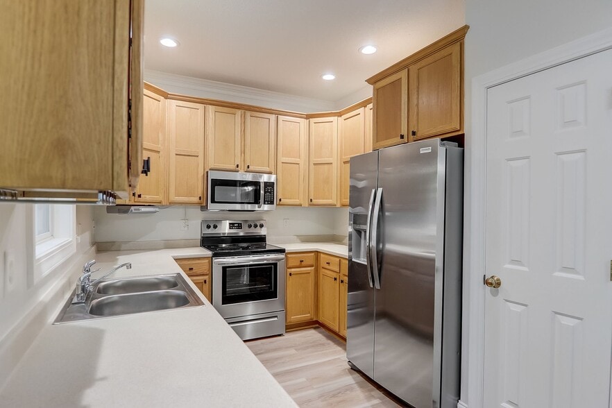 Building Photo - 893 W Pointe Dr