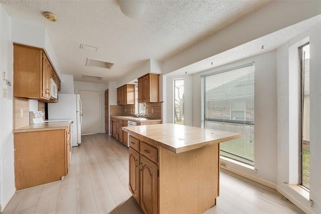 Building Photo - 2623 Fallcreek Dr
