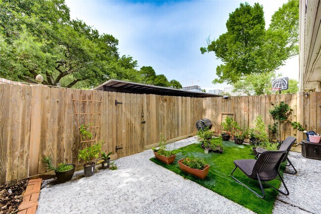 Building Photo - 13050 Trail Hollow Dr