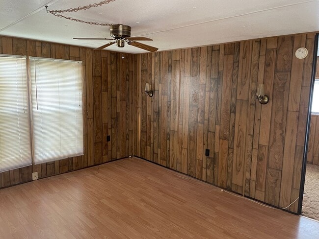 Building Photo - 2 bed 1 bath trailer house