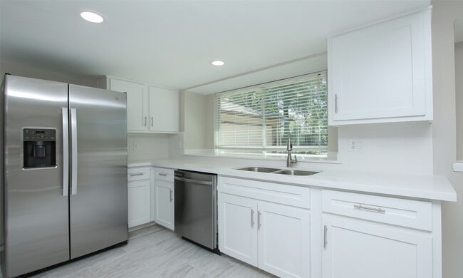 Building Photo - 833 Lakeview Dr