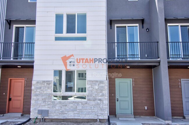 Building Photo - 967 W 540 S