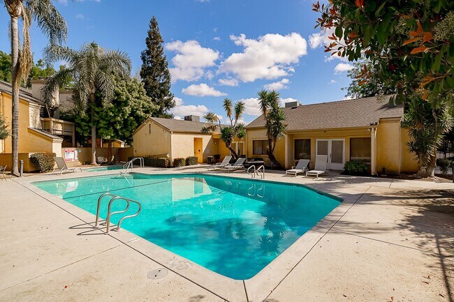 Building Photo - Newly remodeled upstairs condo in gated co...