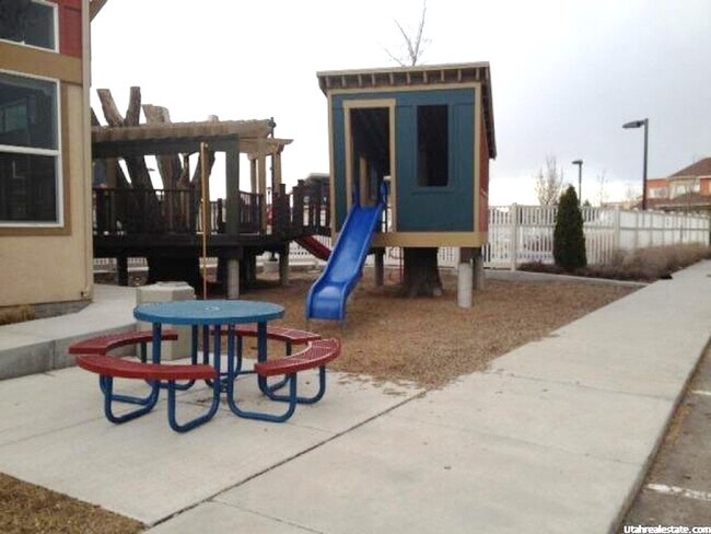 Building Photo - Spacious 2 Bedroom Townhome at The District!