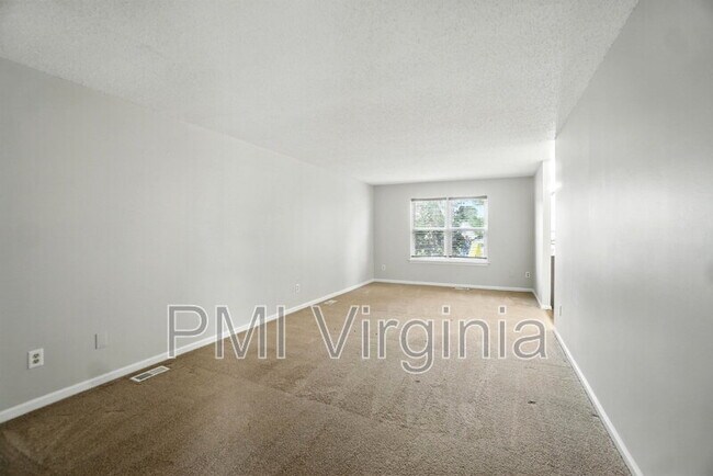 Building Photo - 5489 Glenville Cir