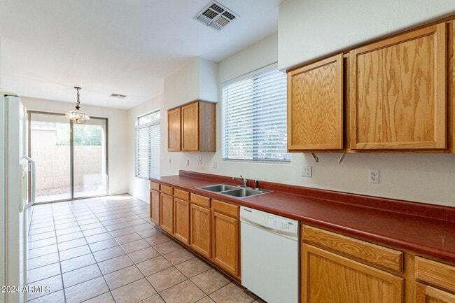 Building Photo - 1078 E Saragosa St