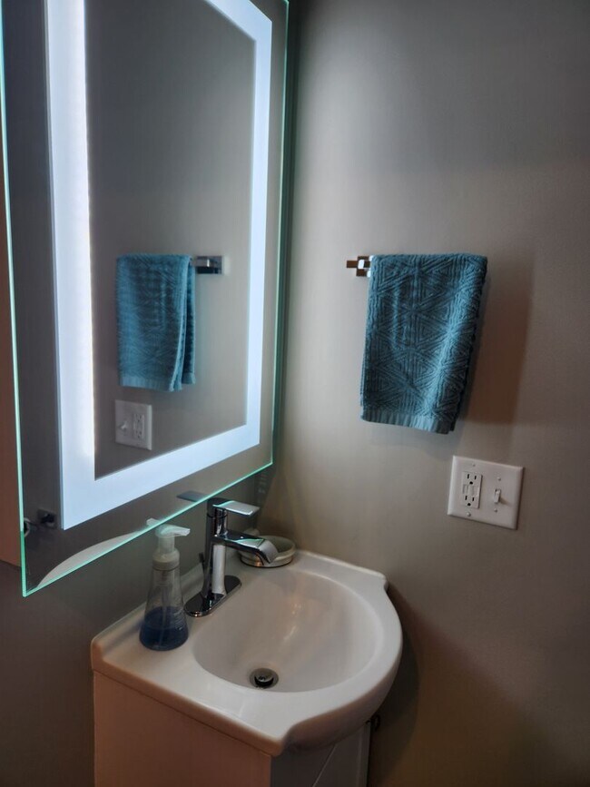 Building Photo - Luxury Bozeman Condo for Rent