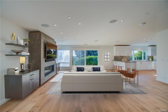 Building Photo - 2880 Chateau Way