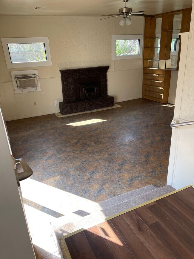 Building Photo - Newly Updated Midtown Beauty!