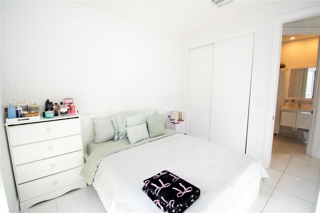 Building Photo - 6320 NW 104th Path