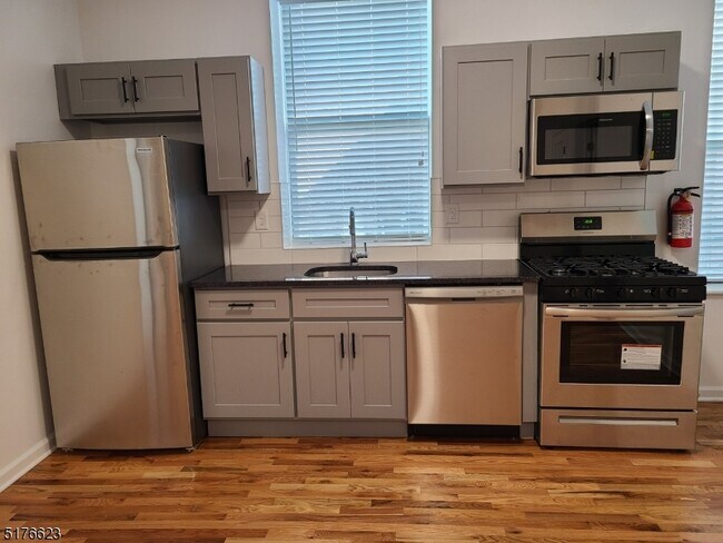Building Photo - 6 E Washington Ave
