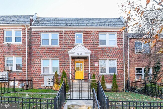 Building Photo - 1255 Raum St NE