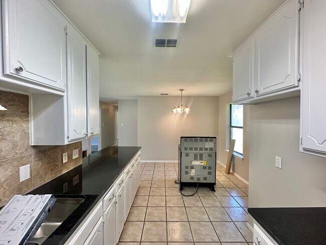 Building Photo - Stoneridge Duplex 454/452
