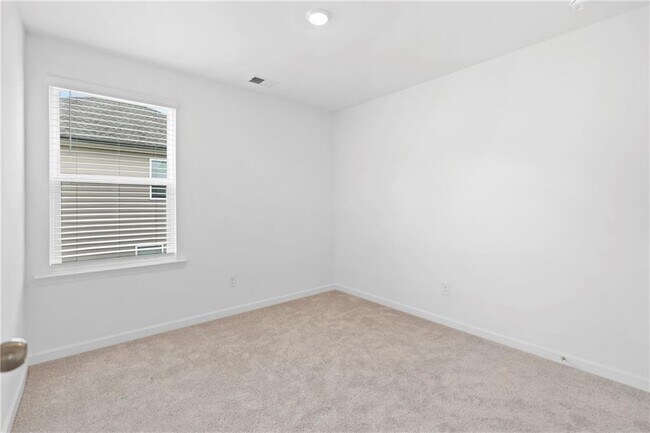 Building Photo - 828 Evergreen Rd
