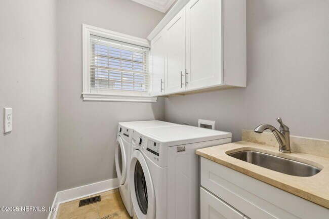 Building Photo - 137 3rd St S
