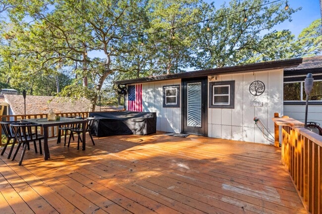 Building Photo - 319 Hideaway Lane Central