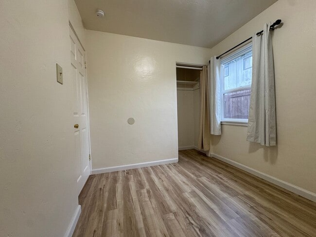 Building Photo - W Hawthorne ST