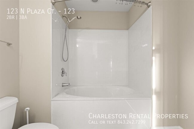 Building Photo - 123 N Plaza Ct