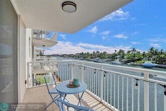 Building Photo - 1050 Hillsboro Mile