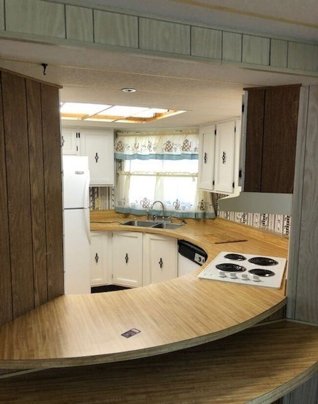 Building Photo - Steps away from Blue Lake