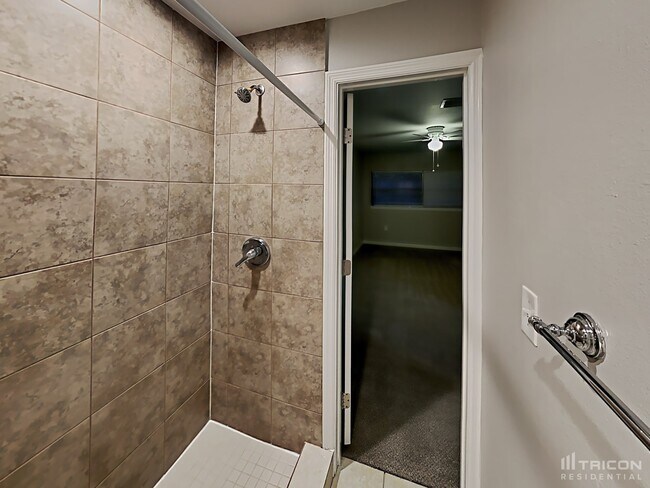 Building Photo - 2258 Lake Dr