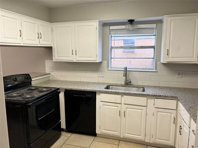 Building Photo - 6804 Lancer Ln