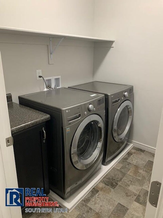 Building Photo - 4 Bedroom townhome