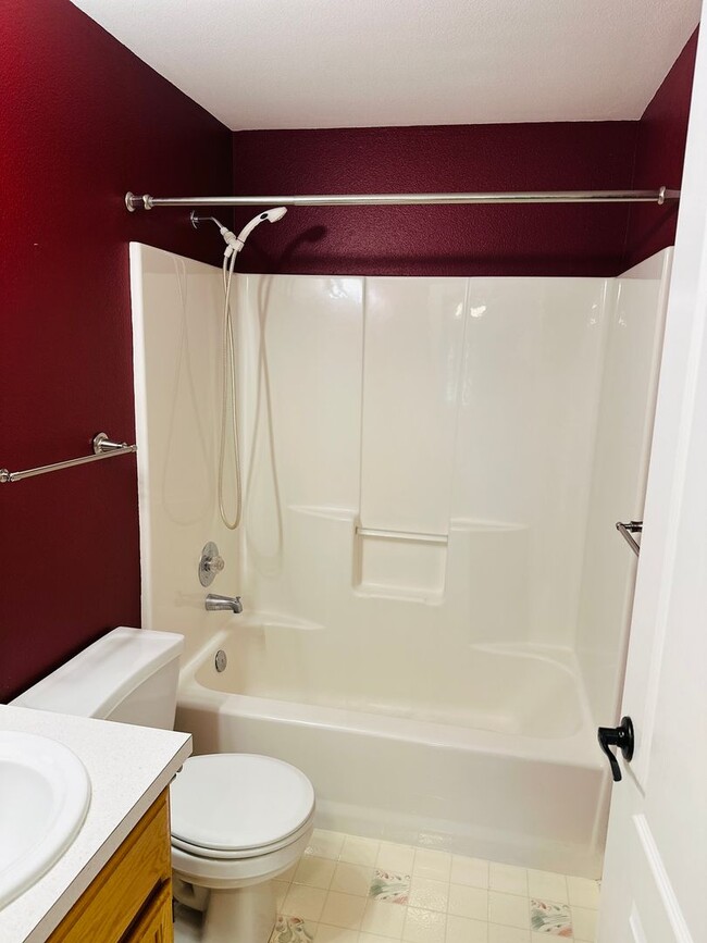 Building Photo - Charming Fisher's Landing Home