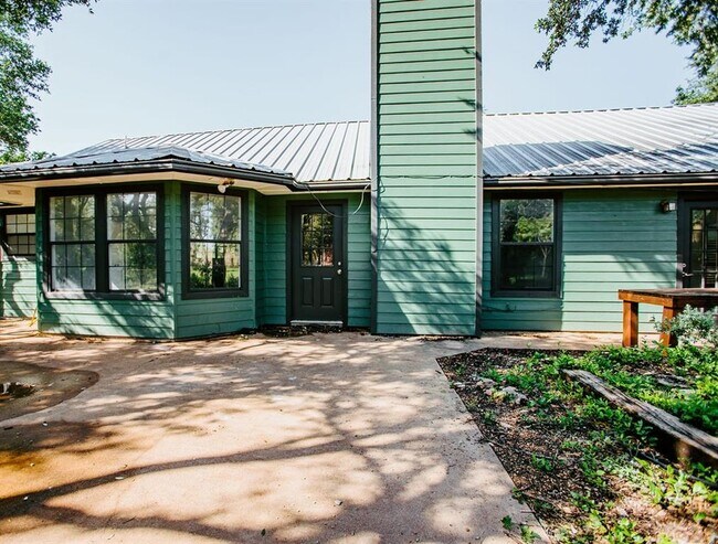 Building Photo - 204 E Lakeshore Dr