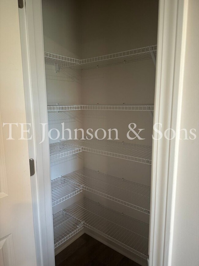 Building Photo - Spacious 4 Bedroom Home in Lexington – Modern Amenities and Comfort Await!