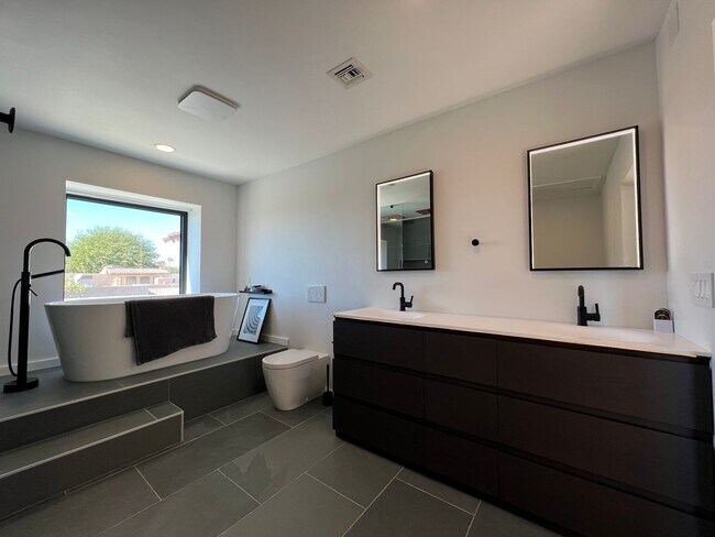 Building Photo - POOL HOME IN SHEFFIELD ESTATES!