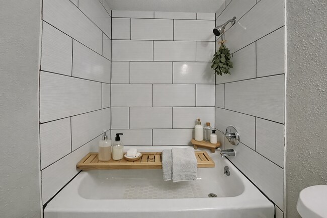 Building Photo - Updated 3-Bed Home with Granite Kitchen Near Shopping & Highways – Independence, MO