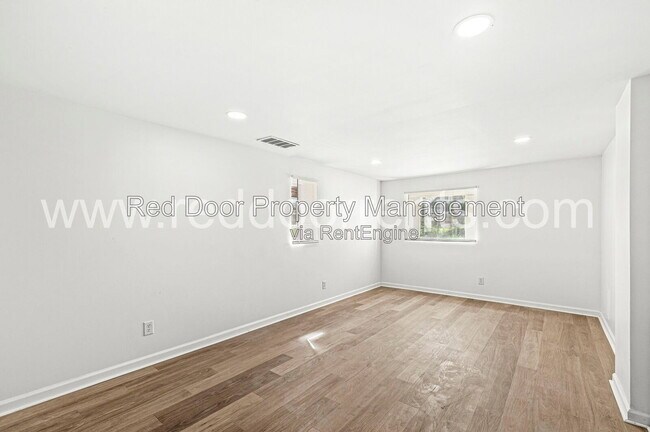 Building Photo - 1037 W 30th St