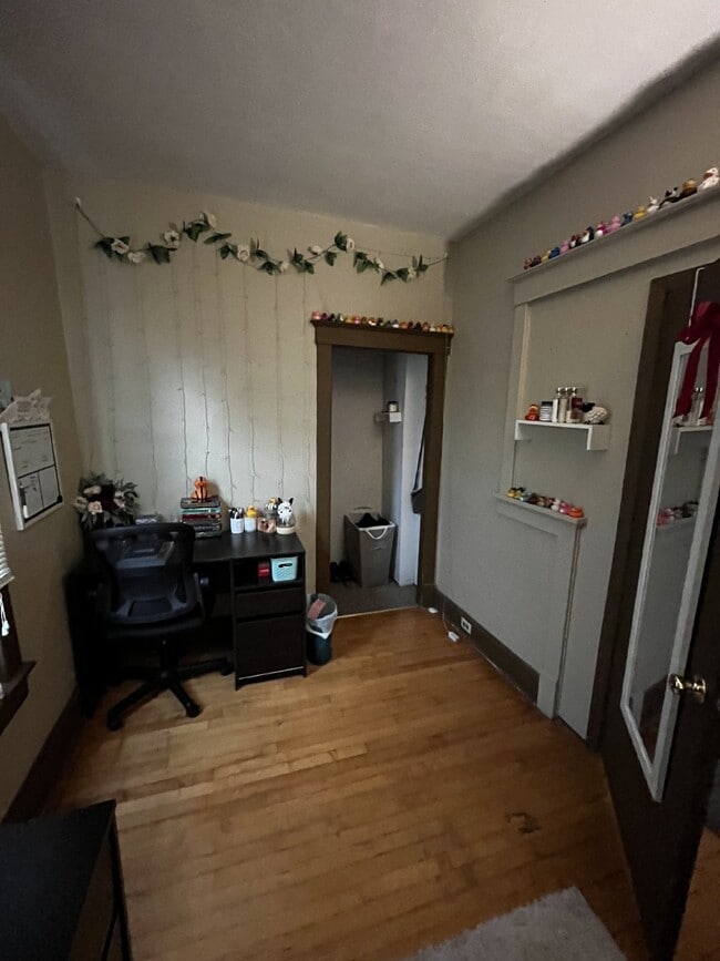 Building Photo - 3 Bed 1 Bath close to UWEC! Available July...
