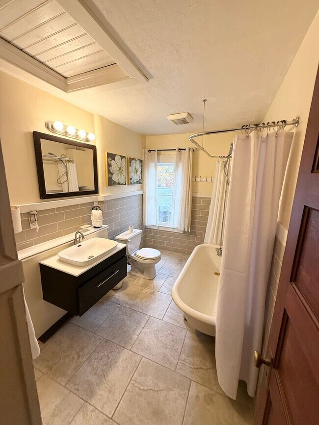 Building Photo - 3004 N Lincoln St