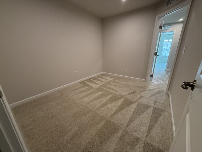 Building Photo - 304 Lantern Cir