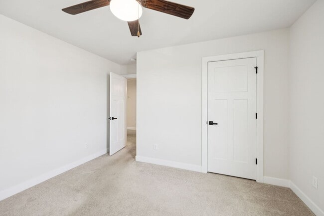 Building Photo - 5BR/3.5BA home offers stylish and function...