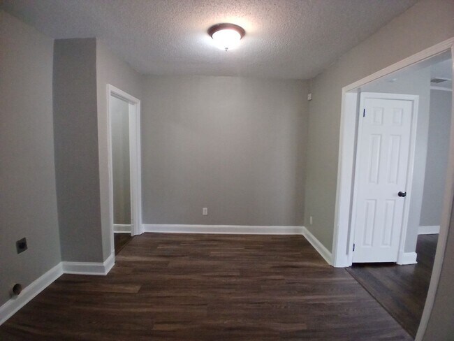 Building Photo - Updated 1 bedroom 1 bathroom Duplex - Open...