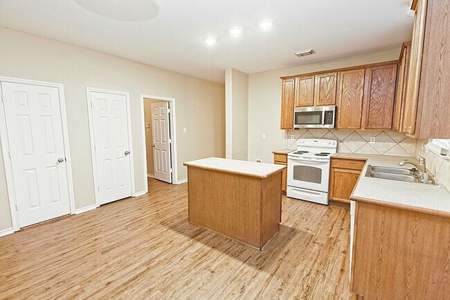 Building Photo - 4009 Hidden Meadow Ct
