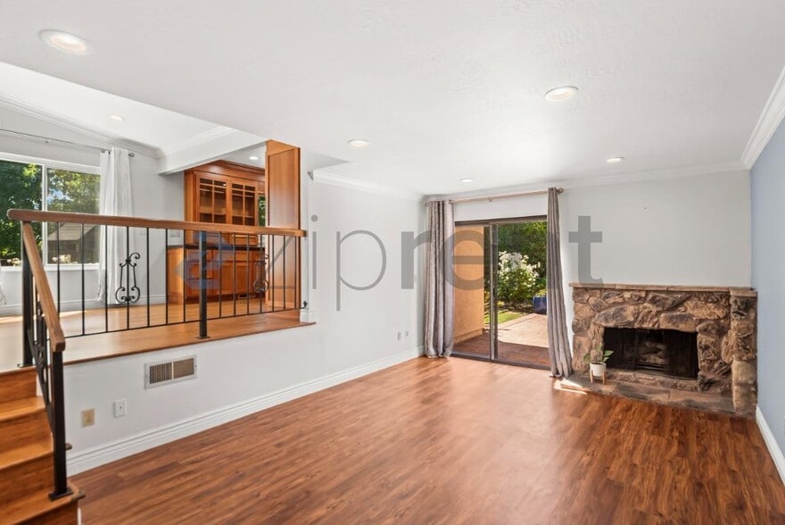Building Photo - Unit