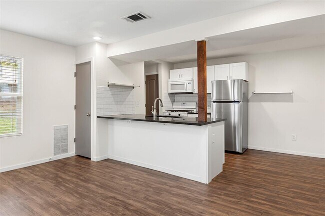 Building Photo - 7305 Grand Canyon Dr
