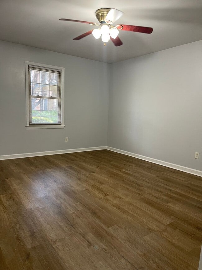 Building Photo - 2 bedroom, 1 bath apartment in small complex on Hill Street! Walking distance to Normal Town, Dow...