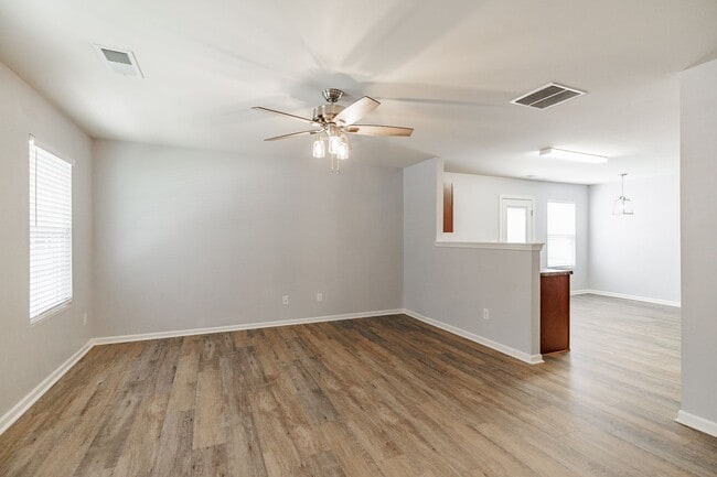 Building Photo - Spacious 3-Bed, 2.5-Bath Home in Lantern Walk