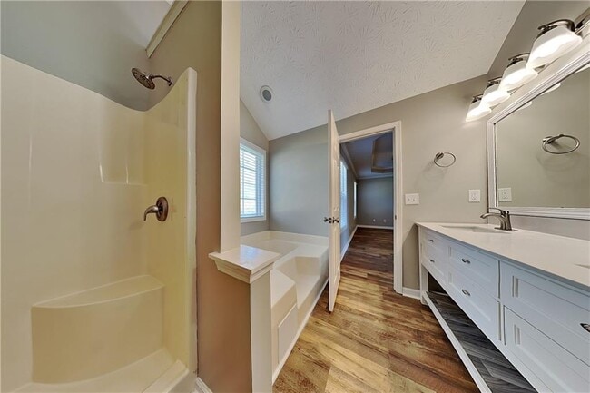 Building Photo - 204 Cambridge Dr